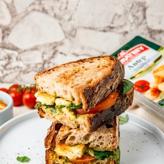 PESTO GRİLLKÄSE SANDWİCH