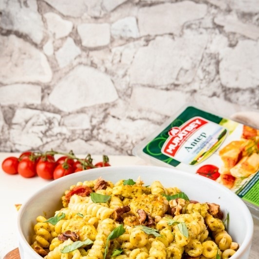 PASTA-SALAT MİT PESTO UND GRİLLKÄSE
